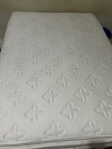 Cama box casal com pillow top e molas ensacadas