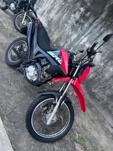 Bros 2019 - vermelha e preto