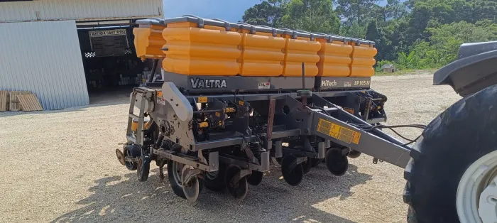 Plantadeira Valtra 8 linhas com  pipoqueira caixa suspensa sulcador automático 