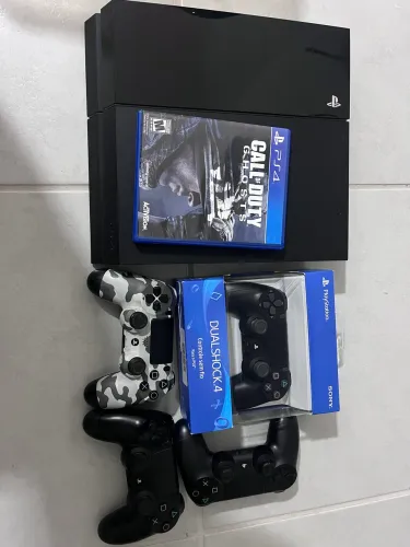 Play Station 4 500gb com 4 controles e 1 jogo 