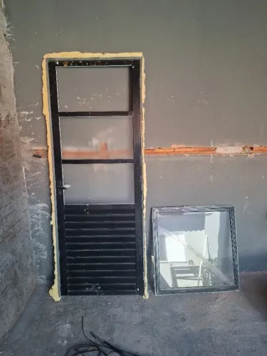 Vendo porta, acompanha janela. 300,00, nao entrego