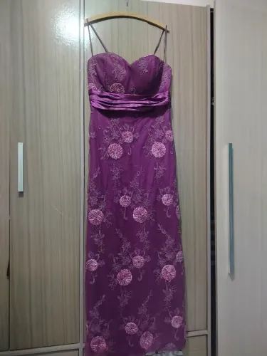 Vestido Longo de Festa Roxo com Bordados Florais em Relevo e Cintura Drapeada preço a nego