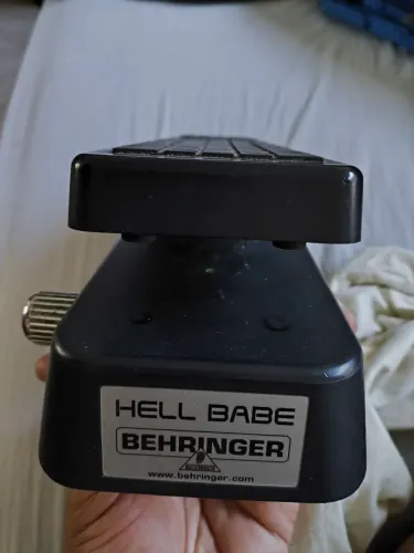 Pedal Wah-wah Behringer HellBabe 