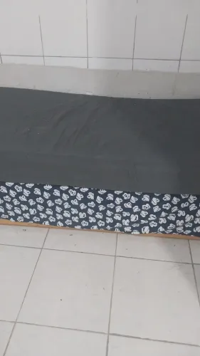 Cama de  solteiro, com dois colchão 