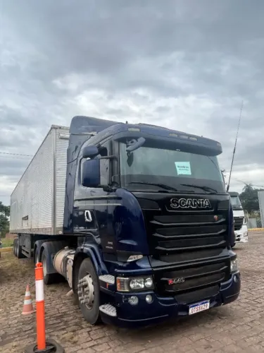 Conjunto Scania com carreta Guerra