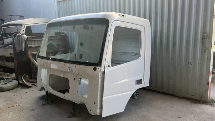 Cabine Atego com portas e pára-brisa!!!