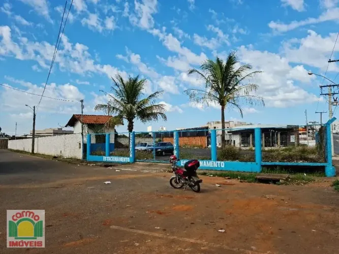 Área a Venda na Avenida Universitária.