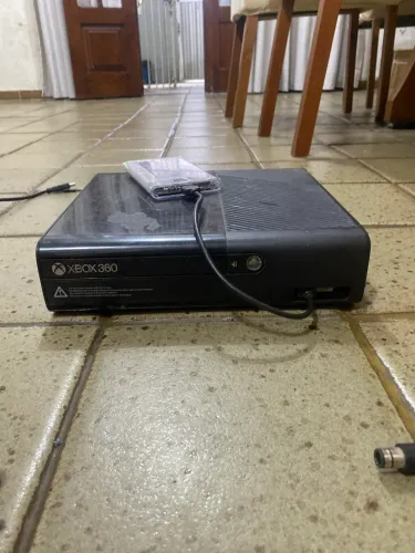 Xbox 360 super slim desbloqueado + 1 controle original +8 jogos em mídia física