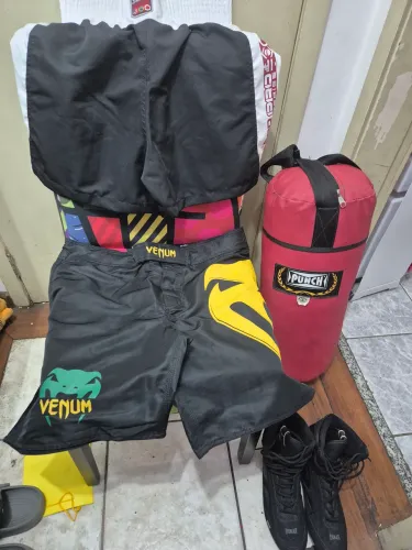 Kit Boxe / MMA Completo - Saco Punch, Suporte, 2 shorts Venum e Bad Boy e tenisEverlast