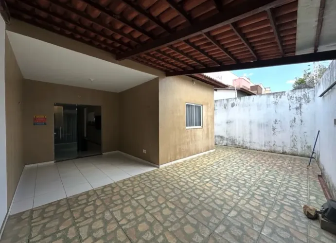 VENDE-SE CASA NA MARACANGALHA A