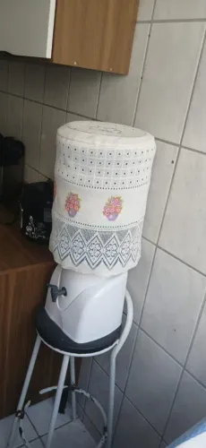 Bebedouro com 3 galões de água.