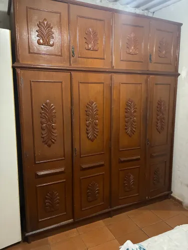 Guarda-roupa de madeira