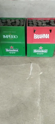 Caixa com vasilhames vazios