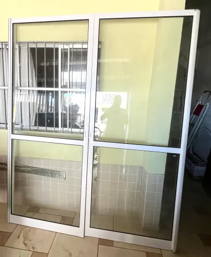 PORTA BALCÃO 2 FOLHAS EM ALUMÍNIO BRANCO COM VIDRO - IMPECÁVEL! 