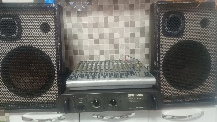 Mesa de som Amplificador e caixas de som de 10 polegadas