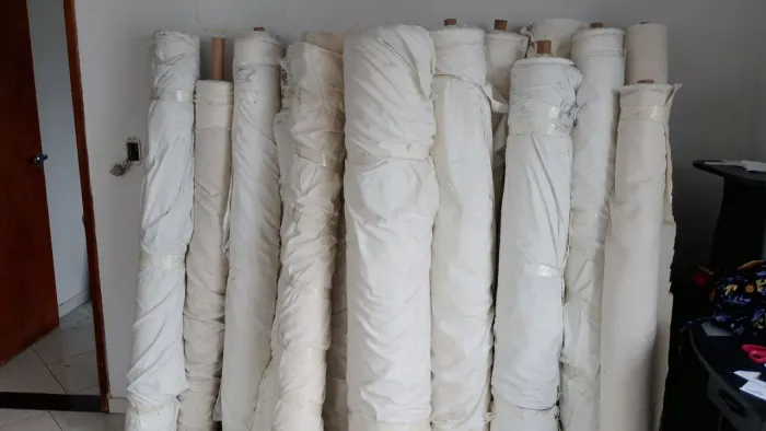 Retalhos de brim coloridos e PT