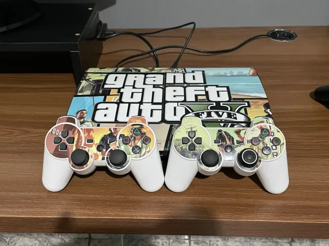 PlayStation 3 Super Slim - GTA V - 11 000 jogos