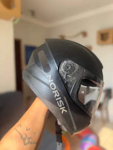 Capacete Norisk preto (bom estado) 