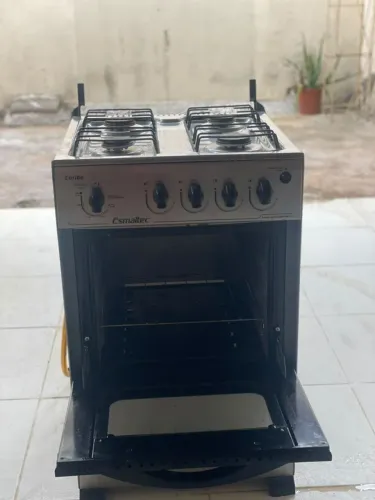Fogão Esmaltec, 4 bocas com forno alto limpante
