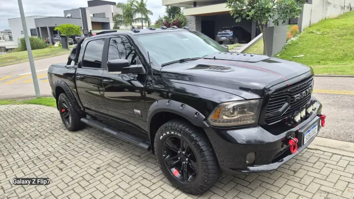 Ram Classic Laramie Night Edition 5.7 V8 16V Gasolina 4X4 Aut. 2023