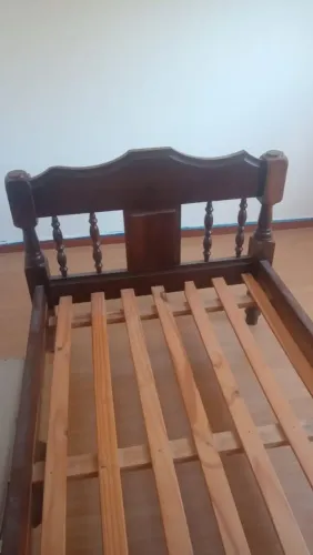 Cama de madeira maciça solteiro 