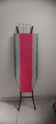 Tábua de passar roupa com suporte para ferro
