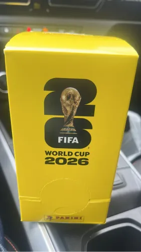 Caixa lacrada com 100 pacotes de figurinhas da Copa do Mundo 2026