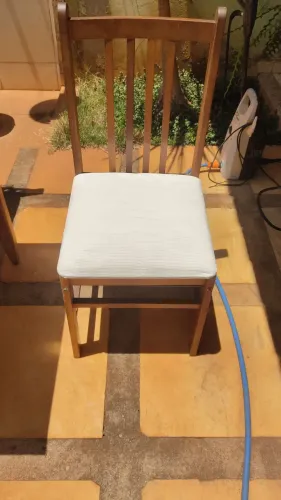 Cadeiras de madeira estofado branco.