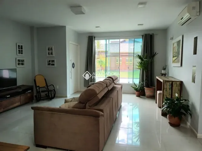 Casa em condomínio para locação com 4 quartos, 3 suítes, 2 vagas na Ponta das Canas em Fl