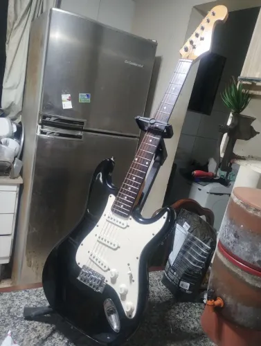 Guitarra Memphis stratocaster revisada pelo luthier, super confortável de tocar 