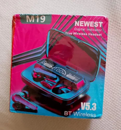 Fones de ouvido potentes e lacrados na caixa.