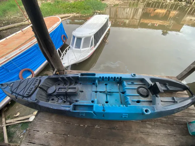 Vendo caiaque safare semi novo com apenas 6 meses de uso 