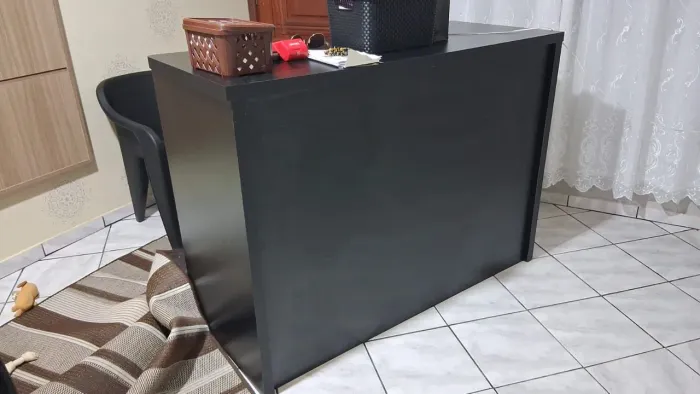 BALCÃO DE ATENDIMENTO MDF + 3 CADEIRAS PLÁSTICO MODERNA SEMI NOVAS