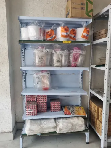 Prateleira com gôndolas 