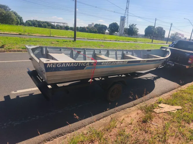 Barco 6 metros e carreta Rodoviária