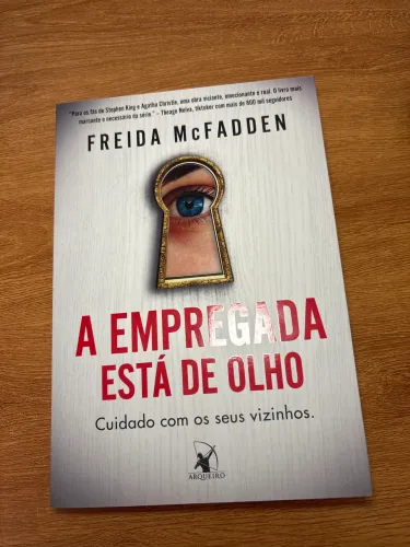 Livro: A empregada está de olho
