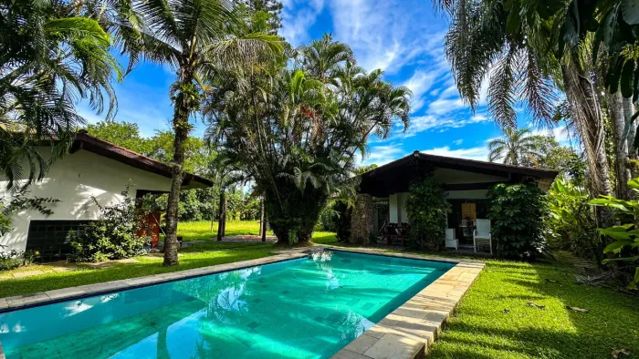 Casa com amplo terreno à venda no Condomínio Jardim Acapulco na praia do Guarujá