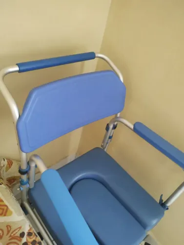 Cadeira de banho em alumínio semi nova