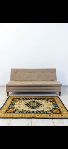 Sofá Cama elegante e confortável em suede bege, com pés de madeira robustos e espuma D33