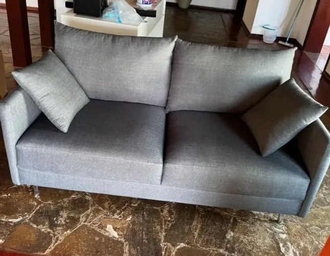 Sofá Living 3 lugares linho cinza pés metálicos