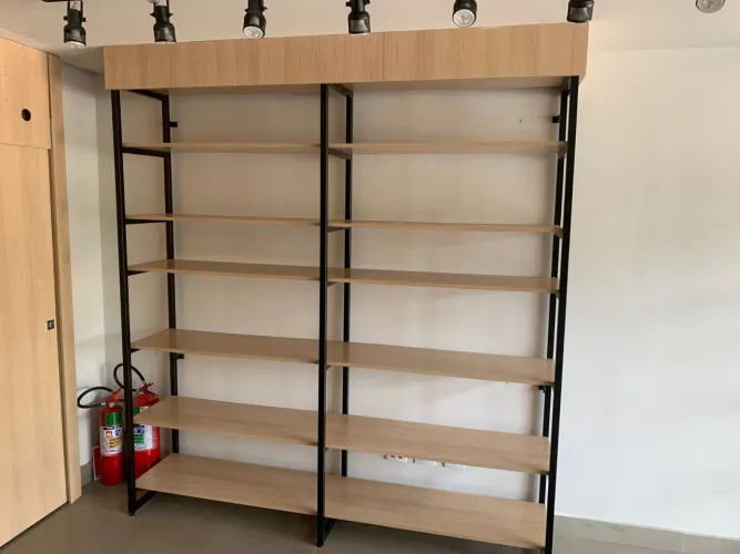 Armário em MDF e Ferro