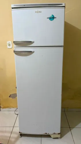 Geladeira Dako, 380 litros, funcionando normalmente