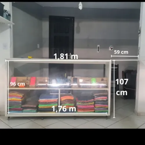 Balcão de MDF com Vitrine e Rodinhas