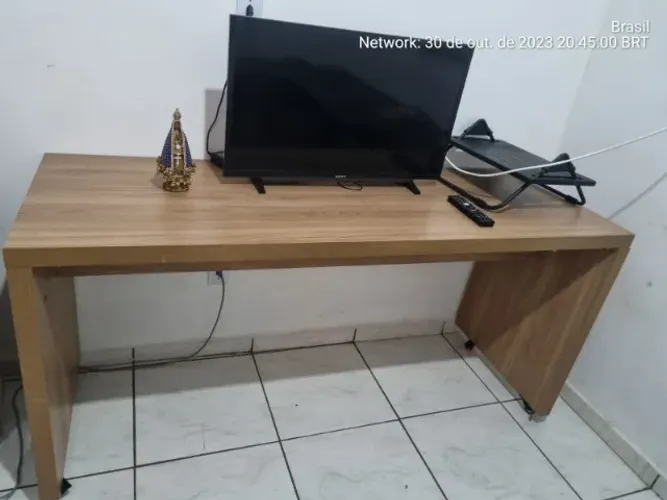 Mesa MDF com rodinhas