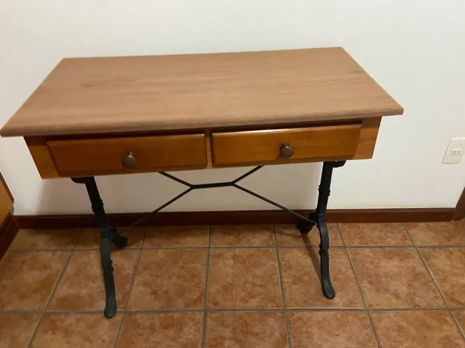 Mesa de madeira com estrutura de ferro