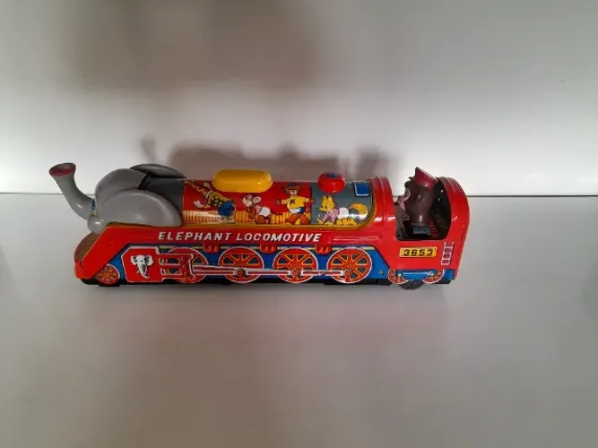 brinquedo locomotiva elefante movimenta sozinho solta fumaça