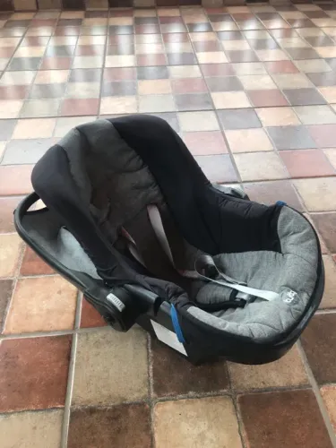 Bebê conforto Tutti Baby.