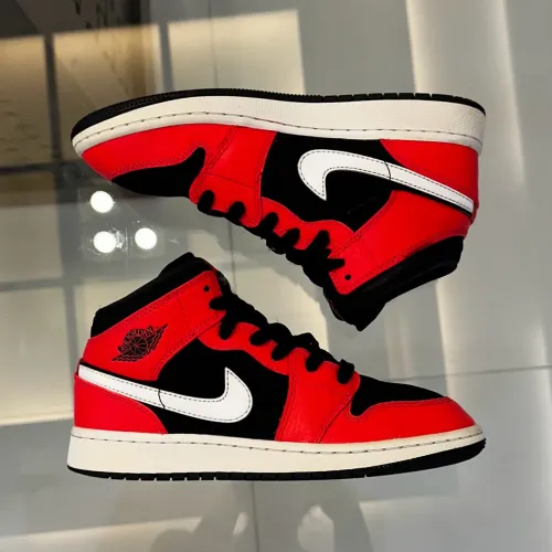 Tênis Nike Air Jordan 1 Mid Original