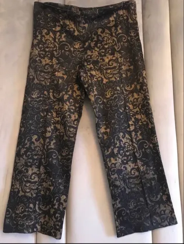Calça capri preta com detalhes dourado marca 