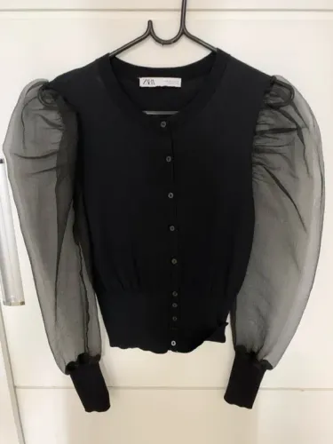 Blusa de renda preta com mangas bufantes